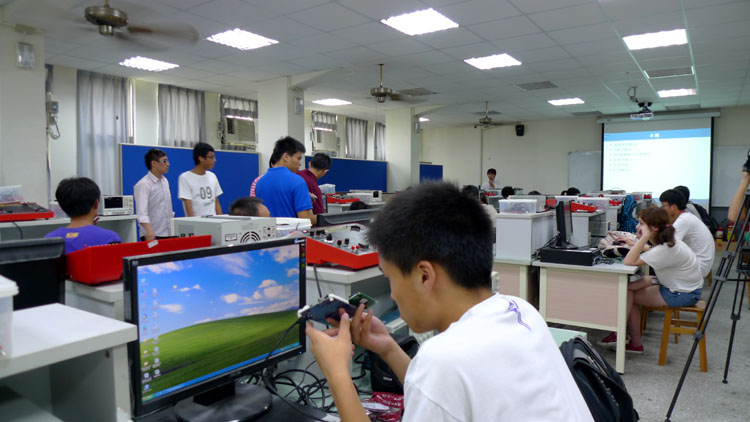 91porn
学生在逢甲大学参加“手动实验”